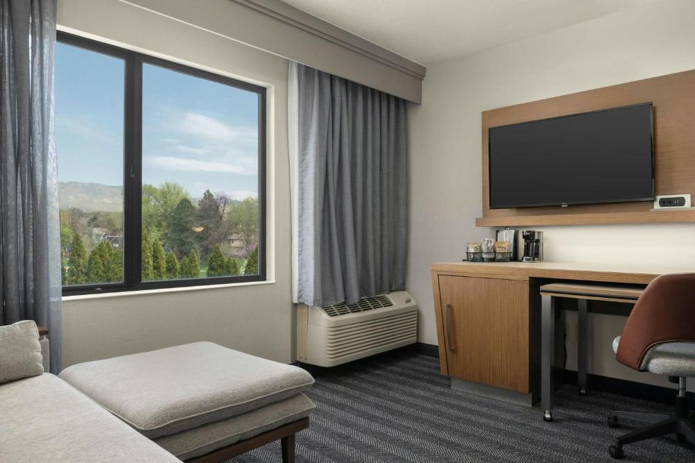 Deluxe King Room with One King Bed and Sofa Bed interior